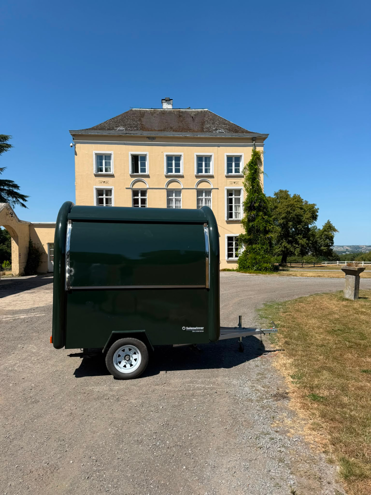 Gesloten Saleswinner foodtruck klaar voor transport
