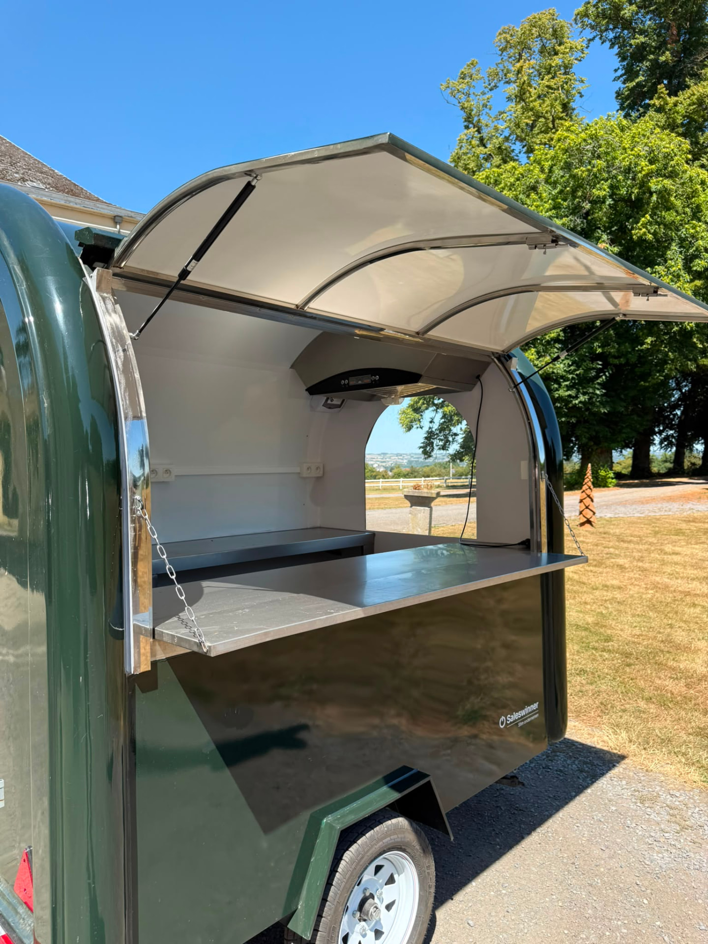 Open serveerluik van de Saleswinner foodtruck met roestvrijstalen toog