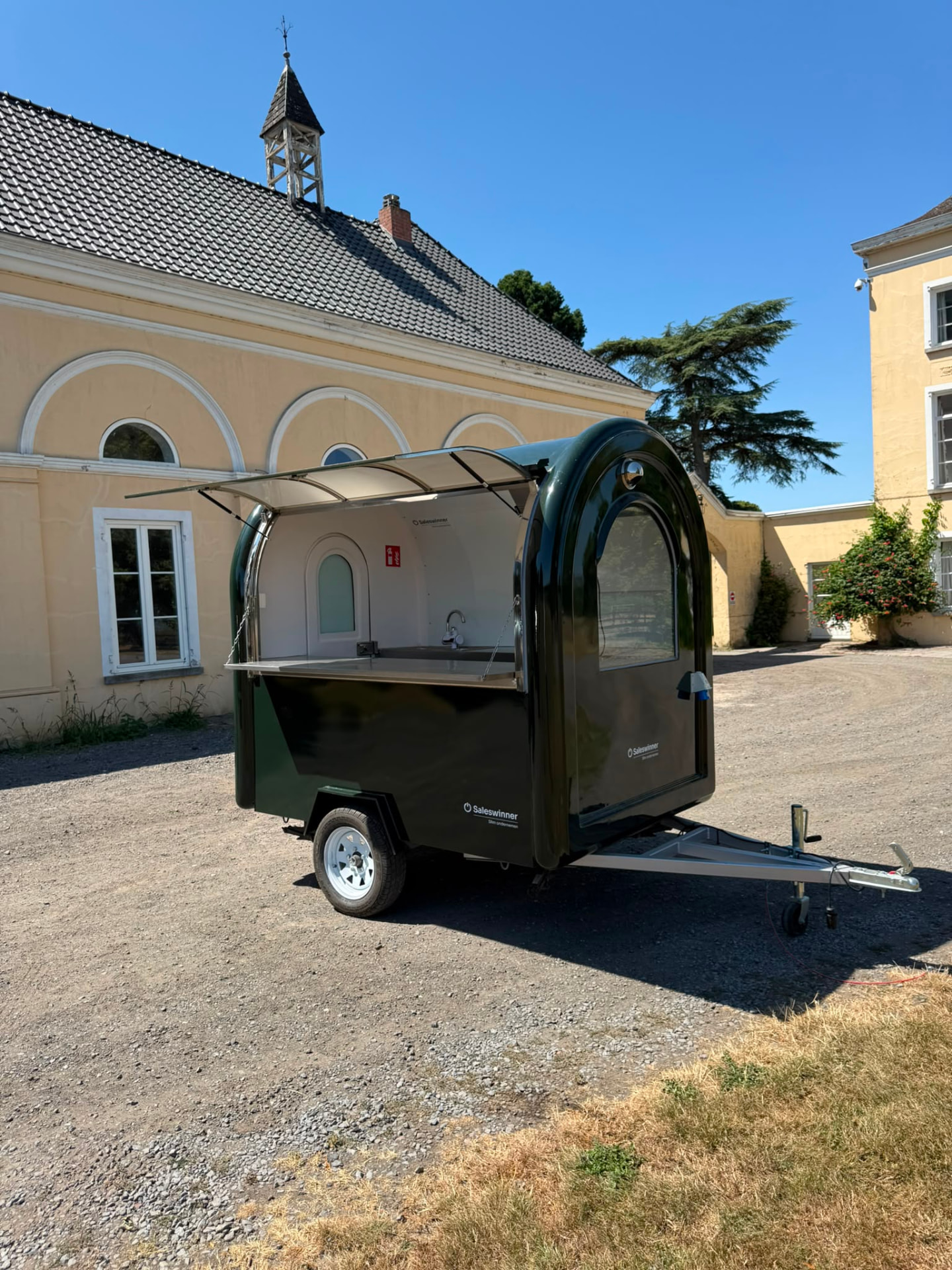 De eigen foodtruck van Saleswinner, opgesteld als mobiele bar